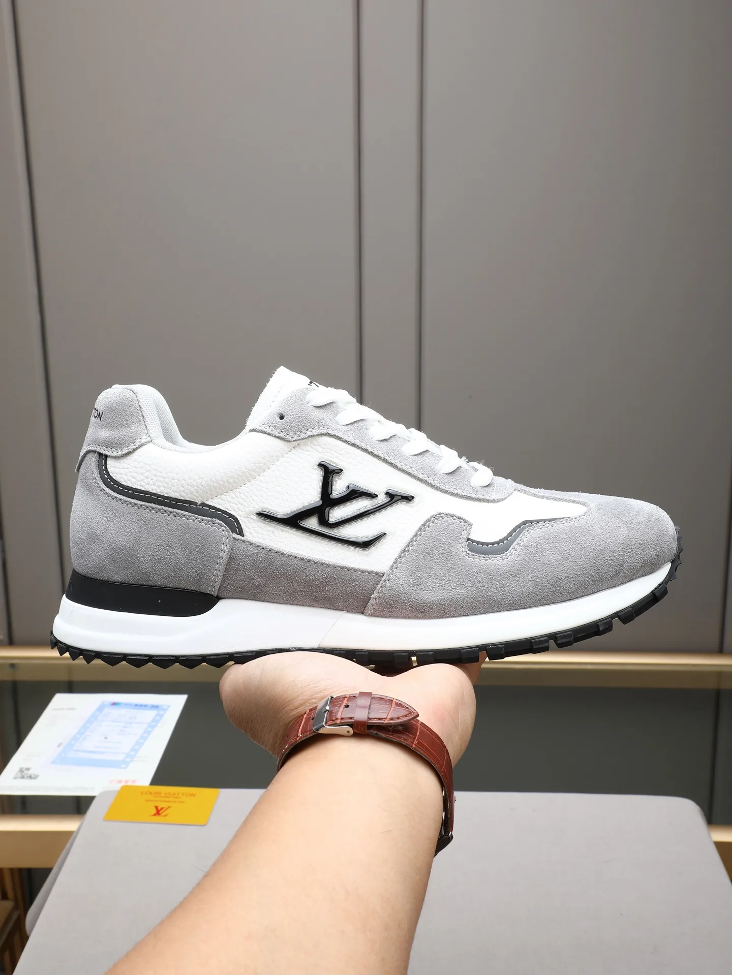 PP600 Louis Vuitton LV Run Men's Sports Shoes LV Run men's sports shoes are made of cowhide leather, low-key and luxurious. The tongue and heel are embellished with classic logos, giving it a full sense of hierarchy. The rubber sole has strong grip and wear resistance, suitable for daily wear or light sports scenes, and has a full sense of quality🎬size: 39-44 (customized at 38.45.46)